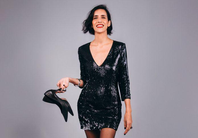 Carolina Brum apresentando show BossaNovista no Sesc Prainha