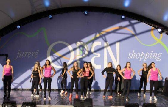 Bailarinos dançando no Jurerê OPEN