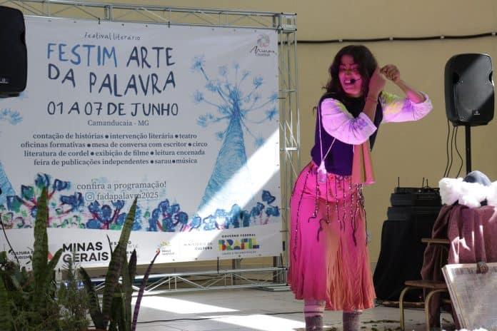 Personagens Bluey e Bingo interagindo com crianças no Villa Romana Shopping