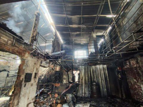 Corpo de Bombeiros atuando no combate a incêndio em Palhoça