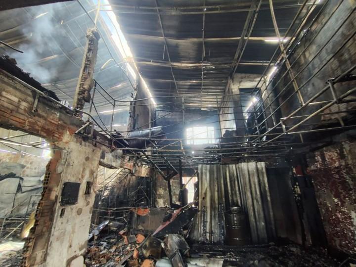 Corpo de Bombeiros atuando no combate a incêndio em Palhoça