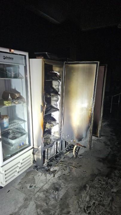 Equipe do Corpo de Bombeiros atuando no combate a incêndio