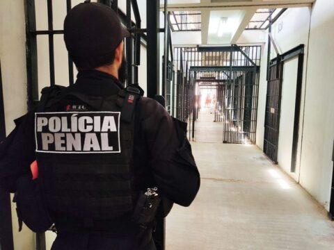 Deputada discursando sobre a regulamentação da Polícia Penal