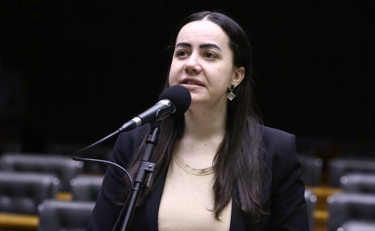 Estudante utilizando Comunicação Aumentativa e Alternativa na escola