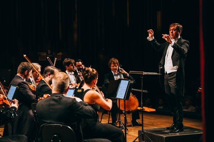Violino, viola e fagote em concerto dedicado a Mozart
