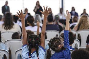 Imagem representativa de crianças brasileiras atingindo a puberdade