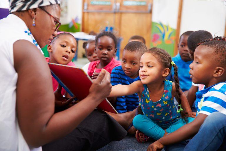 Crianças aprendendo a ler em sala de aula
