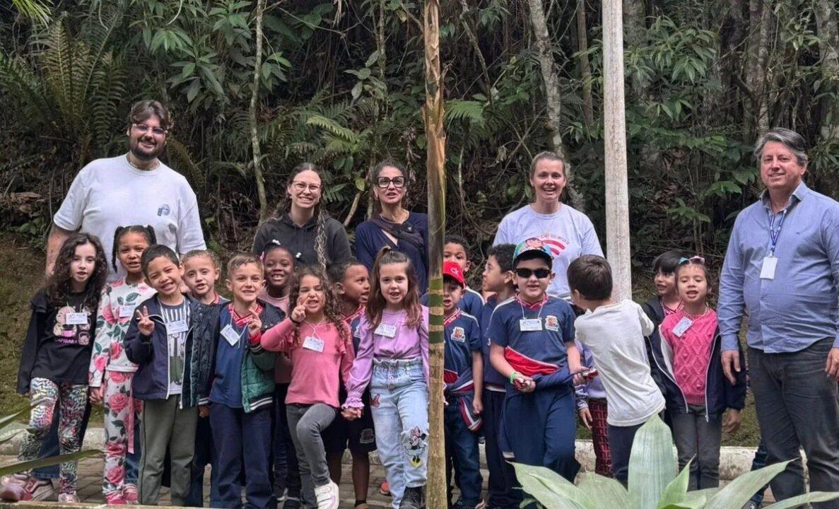 Crianças participando de aula especial no Jardim Botânico de São José