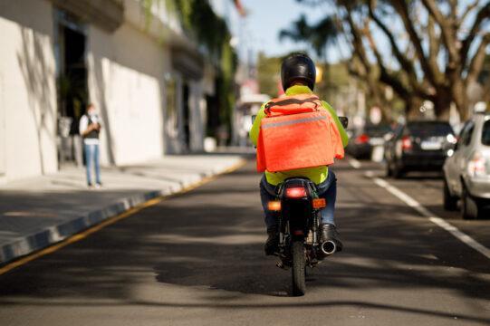 Trabalhadores de aplicativos de entrega discutindo remuneração mínima