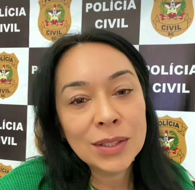 Foto da delegada Tânia Harada em evento político
