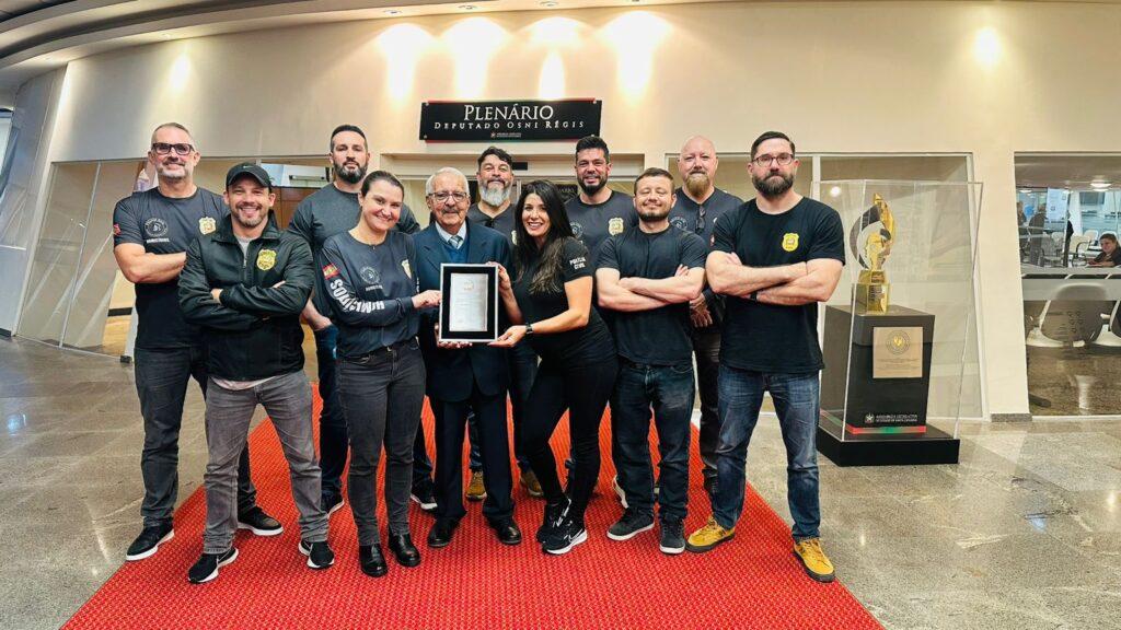 Delegado Ênio de Oliveira Matos recebendo homenagem na ALESC