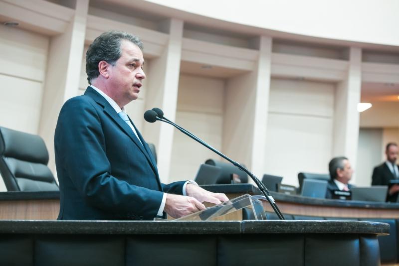 Deputados discutindo temas na Assembleia Legislativa de Santa Catarina