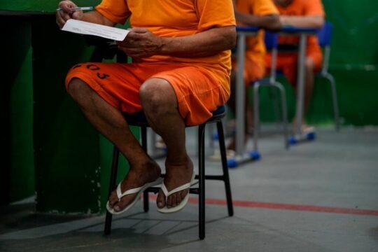 Detentos realizando provas do Encceja PPL 2025 em SC