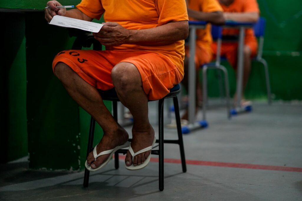 Detentos realizando provas do Encceja PPL 2025 em SC