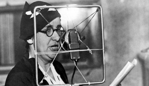 Mulheres recebendo o Diploma Mulher-Cidadã Carlota Pereira de Queirós 2025