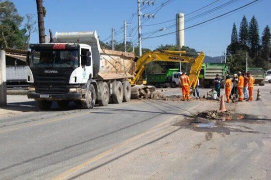 Obras de drenagem e pavimentação na rotatória do CTG em São José