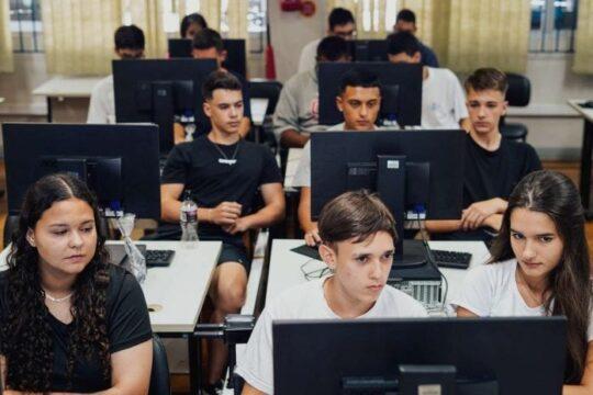 Estudantes em sala de aula