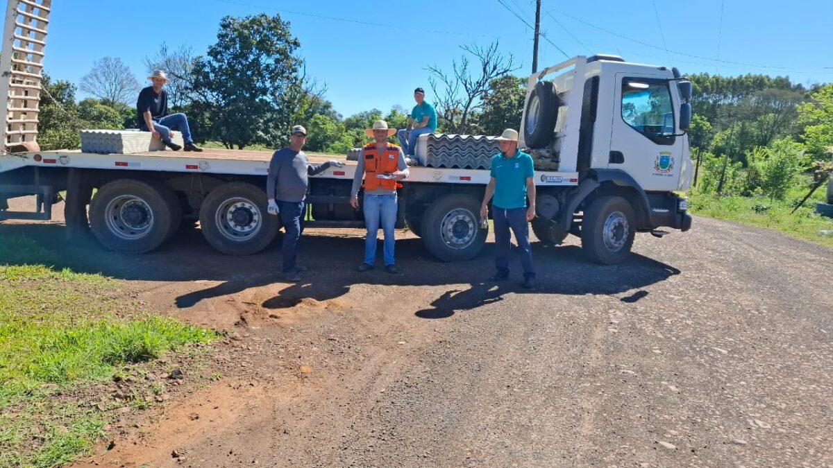Entrega de telhas e itens de auxílio pela Defesa Civil