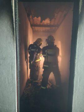 Equipe do CBMSC atuando no combate a incêndio residencial na Trindade, Florianópolis