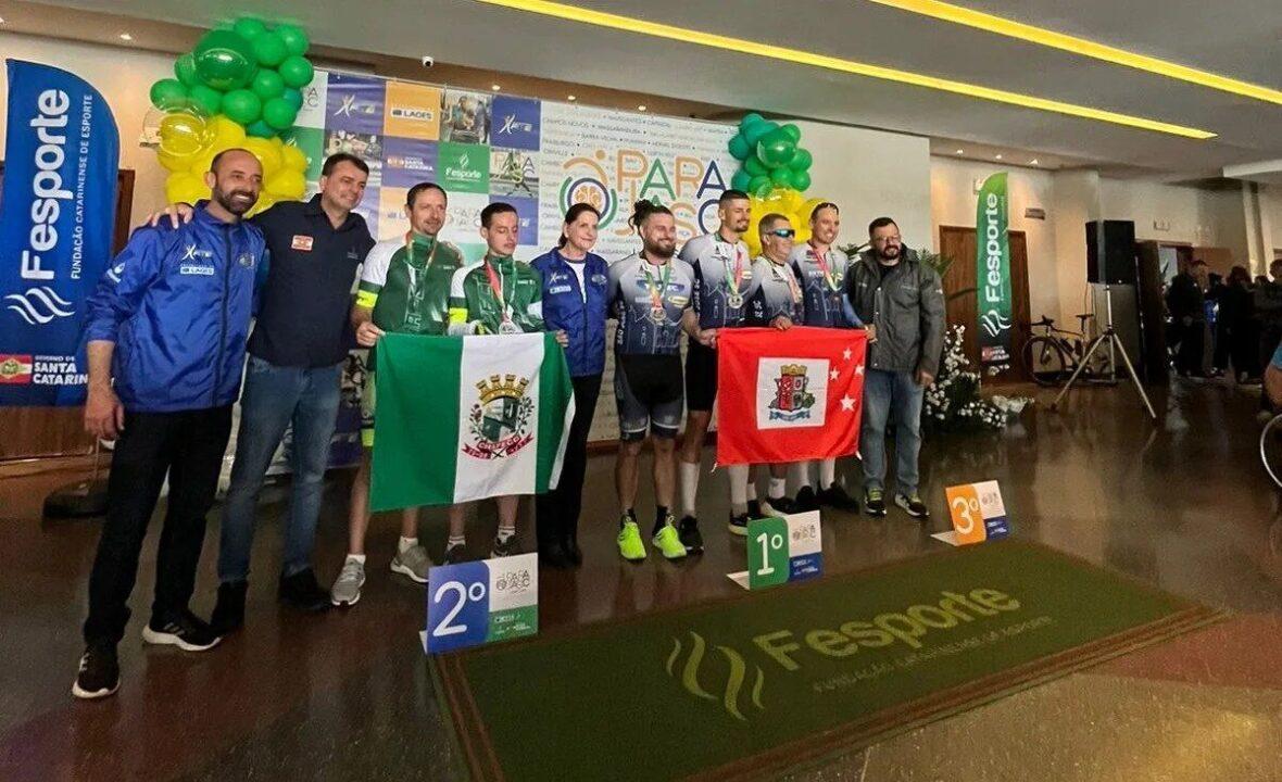 Equipe de ciclismo masculino com troféu
