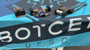 Robôs da equipe Botcem na competição de robótica