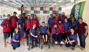 Atletas comemorando vitória na piscina