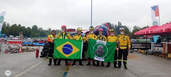 Equipe de Resgate Veicular do Corpo de Bombeiros Militar de Santa Catarina atuando em simulação de acidente na Croácia