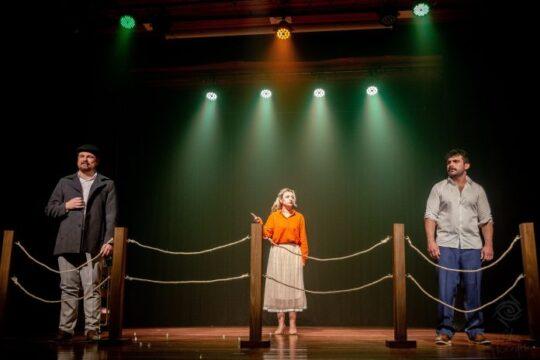 Apresentação de peças clássicas no Teatro Camarim em Florianópolis