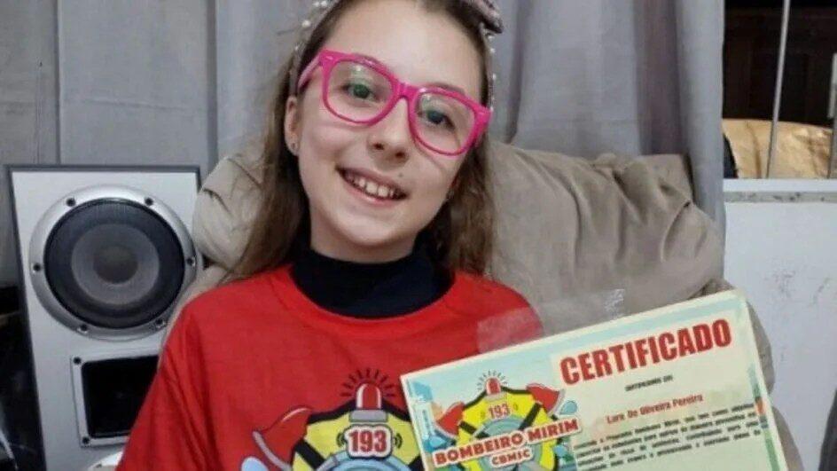 Lara de Oliveira Pereira recebendo a Medalha de Mérito Comunitário do Corpo de Bombeiros Militar