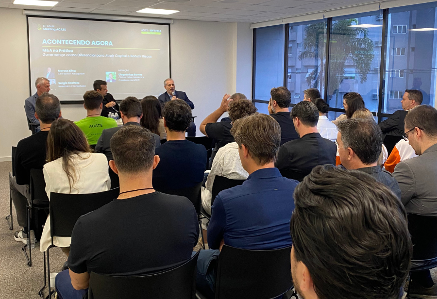 Executivos participando de evento de inovação em Joinville