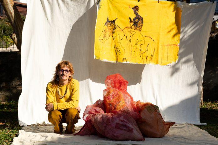 Pinturas e objetos instalativos sobre colchões e sacos de ráfia