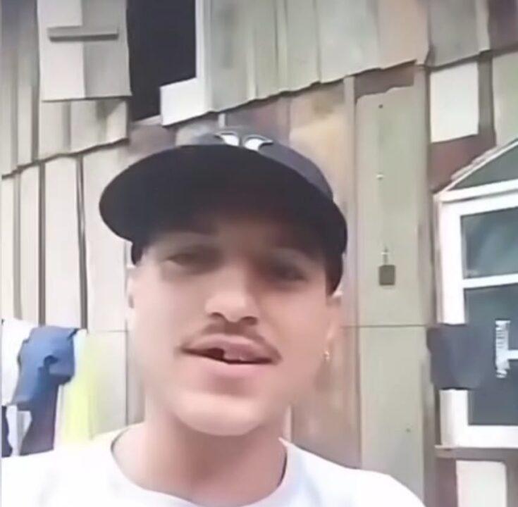 Homem subindo em torre de telefonia