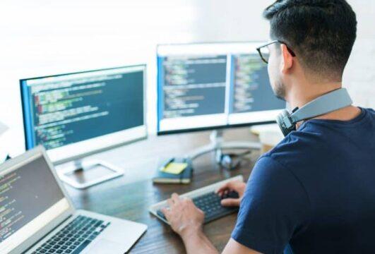 Ilustração de Florianópolis como polo tecnológico em expansão