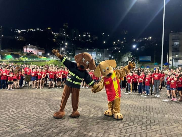Crianças formadas no Programa Bombeiro Mirim