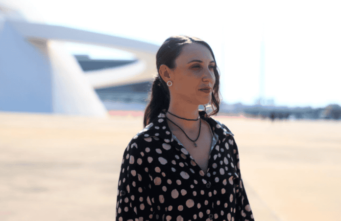 Imagem da palestrante Fran Favero discutindo arte contemporânea