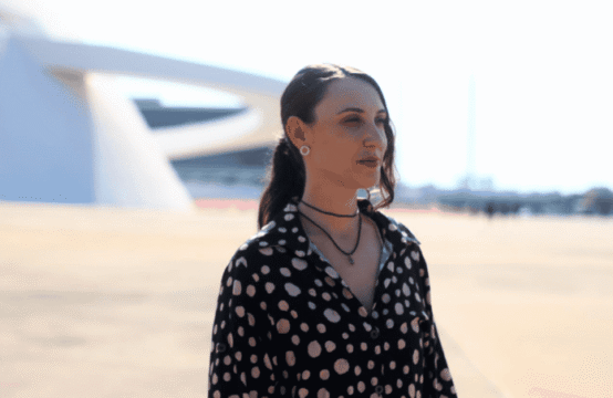 Imagem representativa do evento com Fran Favero abordando os Sintomas da Arte Contemporânea