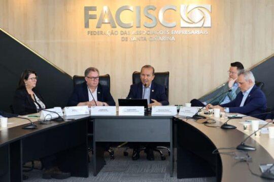 Foto do Governador Jorginho Mello em reunião com empresários