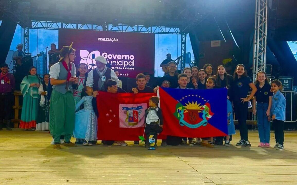 Troféus e artistas do Grupo de São José no 4º Balne’Art em Balneário Camboriú