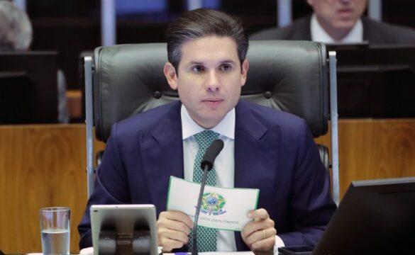 Hugo Motta apresenta projeto de isenção de IR para renda de até R$ 5 mil