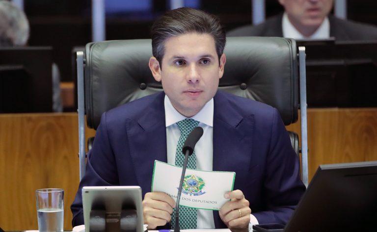 Hugo Motta apresenta projeto de isenção de IR para renda de até R$ 5 mil