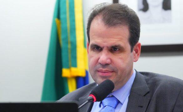 Ciclomotor lado a lado com documento de licenciamento