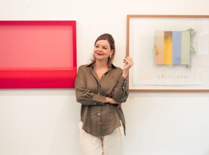 Imagem da instalação 'Croma' com boias cor-de-rosa na Fundação Cultural Badesc