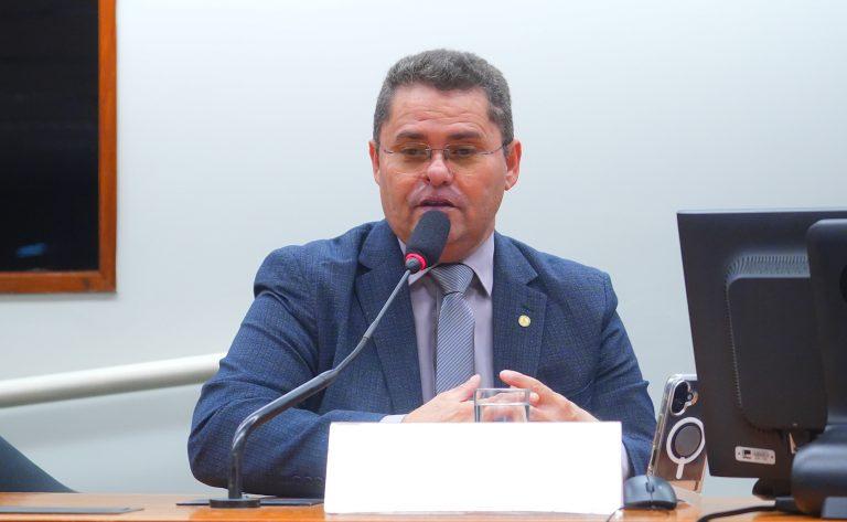 Antenas de telecomunicações em áreas rurais e urbanas vulneráveis