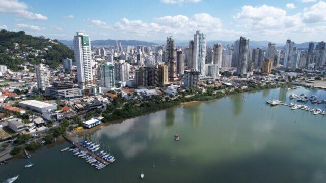 Prefeitura de Itajaí - Imagem representativa da liderança populacional da cidade na região da Foz do Rio Itajaí-Açu
