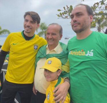Governador Jorginho Mello e vereador Carlos Bolsonaro desfilando juntos