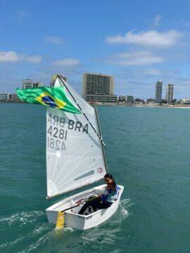 Lara Candemil, foto da vitória no Campeonato Sul-Americano de Optimist 2025 em Salinas, Equador