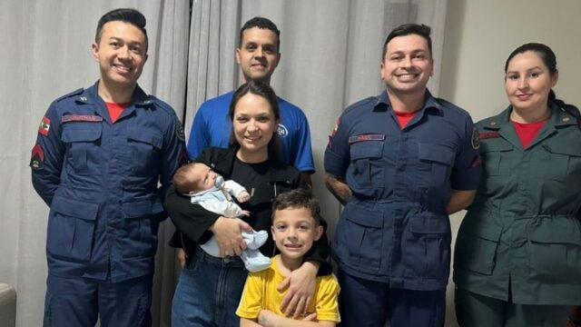 Mãe e filho praticando técnicas de segurança