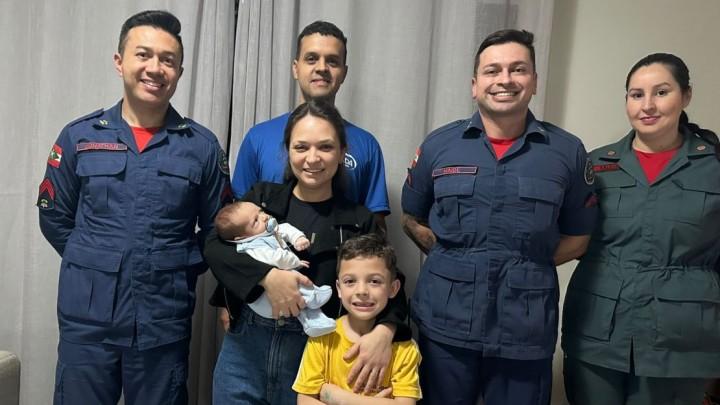 Mãe e filho praticando técnicas de segurança