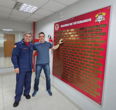 Foto do major Rodrigo Schardon Bessouat da Silva na Galeria de Veteranos do Corpo de Bombeiros Militar de Santa Catarina em Balneário Camboriú