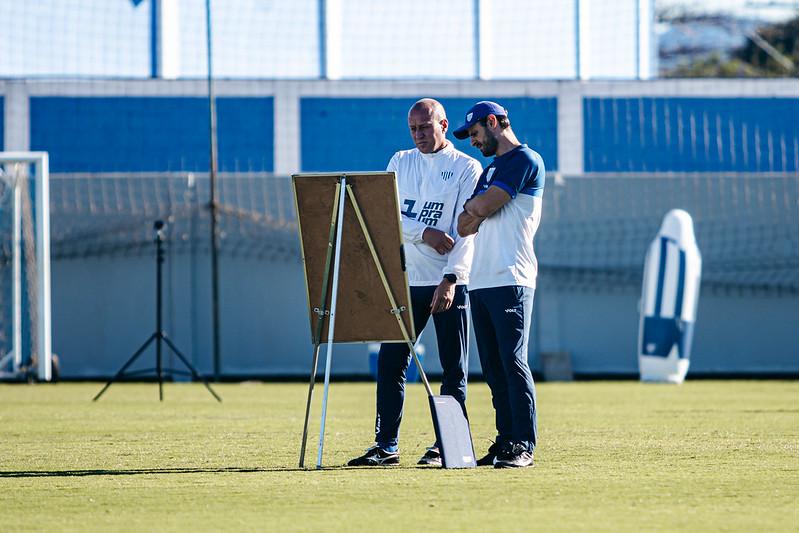 Marquinhos Santos comanda treinamento tático no CFA